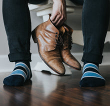 Load image into Gallery viewer, MEN'S SILVER CREW SOCKS | ALUMNI