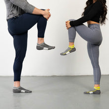 Load image into Gallery viewer, MEN'S SILVER ANKLE SOCKS | GREY
