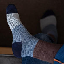 Load image into Gallery viewer, MEN'S SILVER CREW SOCKS | PIQUE
