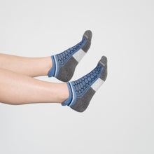 Load image into Gallery viewer, WOMEN'S SILVER ANKLE SOCKS | DENIM

