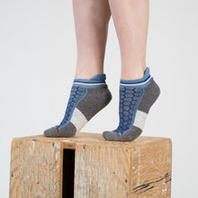 Load image into Gallery viewer, WOMEN'S SILVER ANKLE SOCKS | DENIM
